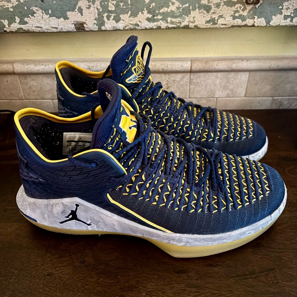 Like NEW! JORDAN 32 LOW 'MICHIGANWOLVERINES' - Picture 3 of 6